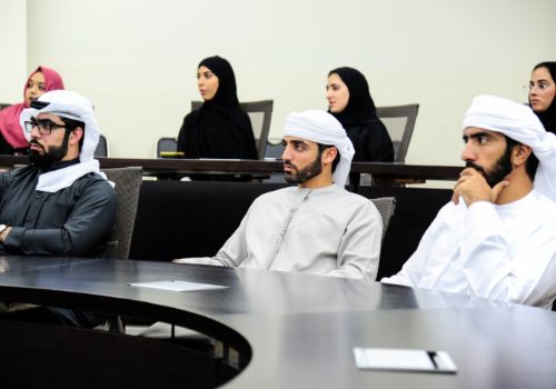 طالبات الدراسات العليا في الإمارات جامعة أبوظبي